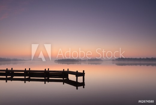 Image de Jetty at a lake during a tranquil foggy dawn